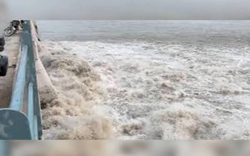 سیالکوٹ:دریائے چناب کے سیلابی ریلےمیں ایک ہی خاندان کے 5 لوگ سمیت 7افراد بہہ گئے