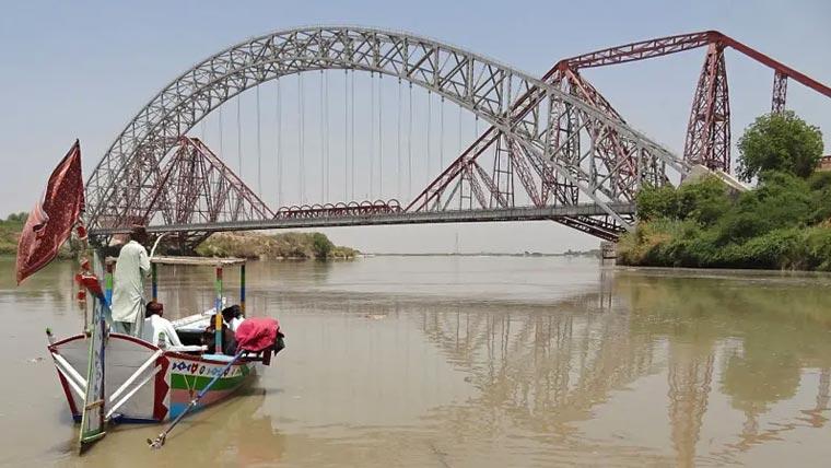 سندھ میں سیلاب کی پیشگوئی کے پیشِ نظر کچے کے علاقوں سے لوگوں نے نقل مکانی شروع