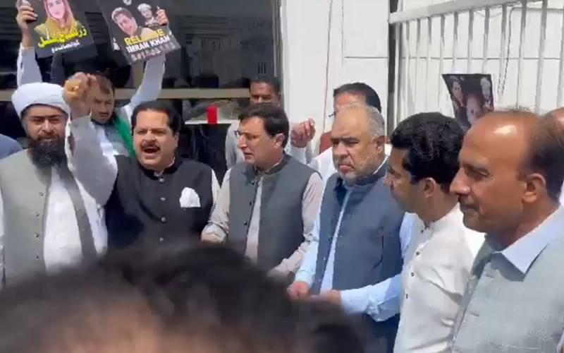 پی ٹی آئی کا قومی اسمبلی اجلاس سے بائیکاٹ کا فیصلہ،پارلیمنٹ کے باہر اپنی اسمبلی لگا لی