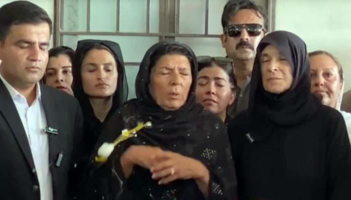 اڈیالہ جیل کے باہر میڈیا سے گفتگو  کے دوران  علیمہ خان پر انڈہ پھینک دیا گیا