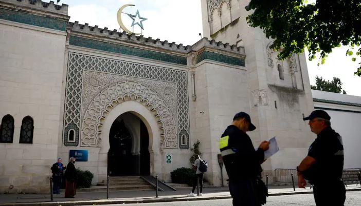 Pig heads discovered outside several Paris mosques