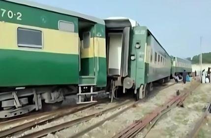 Fareed Express derails at Kotri Junction