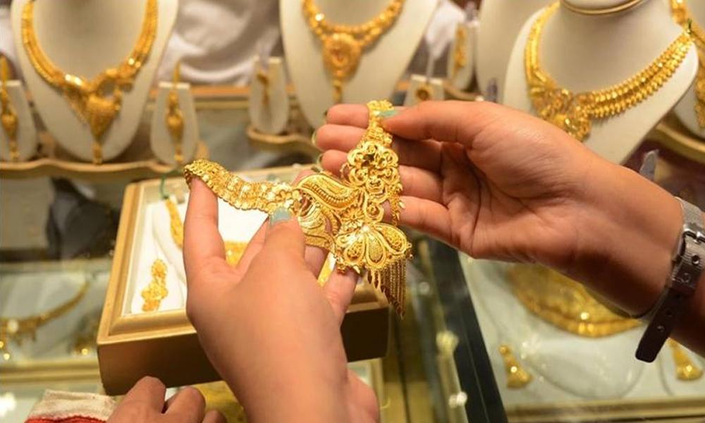 Gold prices dip in global, local markets