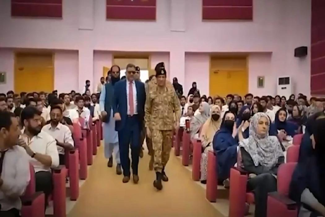 ڈی جی آئی ایس پی آر  کا بلوچستان یونیورسٹی آف انفارمیشن ٹیکنالوجی کا دورہ