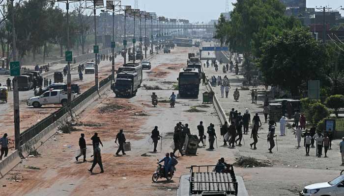 مریدکے میں دھرنا ختم، جھڑپوں میں ایس ایچ او شہید، متعدد ہلاکتیں