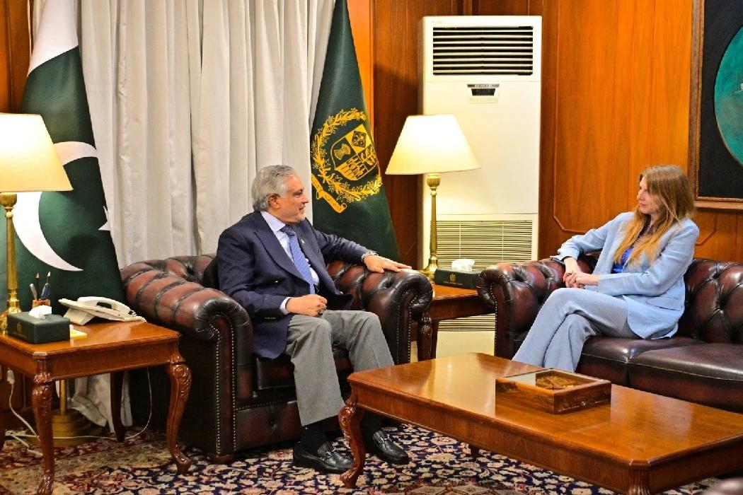 وزیر خارجہ اسحاق ڈار سے  برطانوی ہائی کمشنر جین میریٹ کی ملاقات،علاقائی و عالمی امور پر تبادلۂ خیال