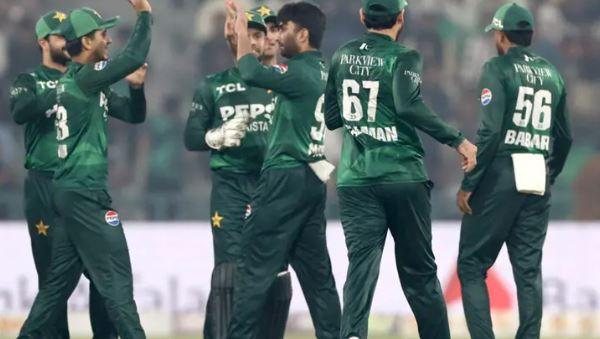 Pakistani bowlers dismantle South Africa for just 110 in second T20I