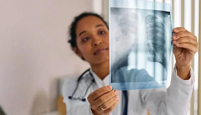 نمونیا کا عالمی دن، مہلک بیماری کے بارے میں شعور اجاگر  کر کے اس سے بچا جا سکتا ہے