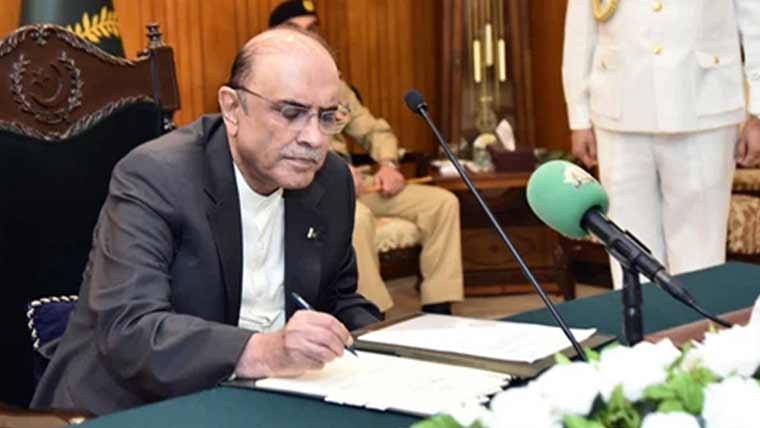 صدر مملکت آصف علی زرداری نے 27 ویں آئینی ترمیمی بل پر دستخط کر دیئے
