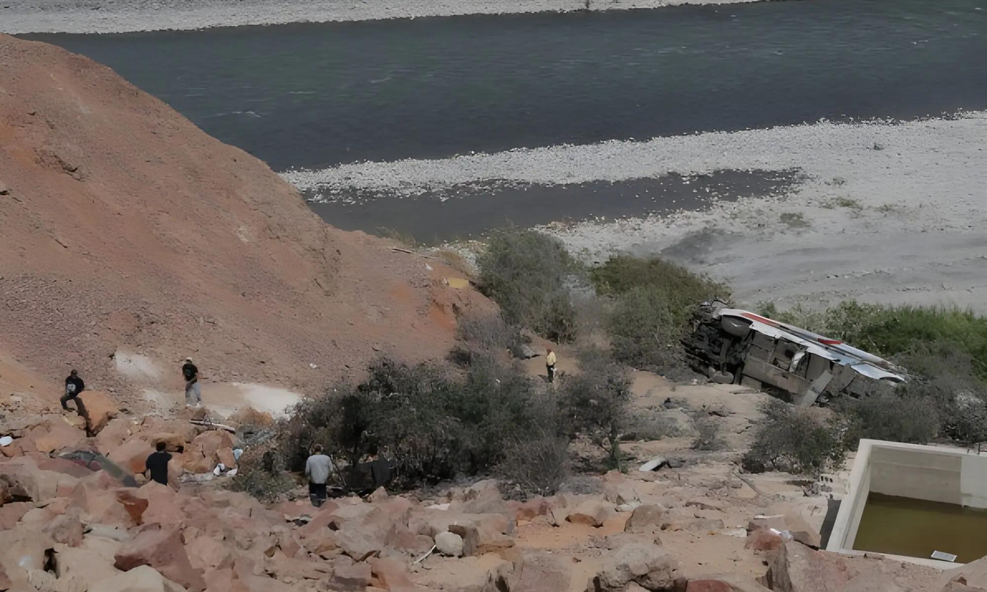 پیرو میں مسافر بس بے قابو ہو کر گہری کھائی میں جا گری، 37 افراد جاں بحق