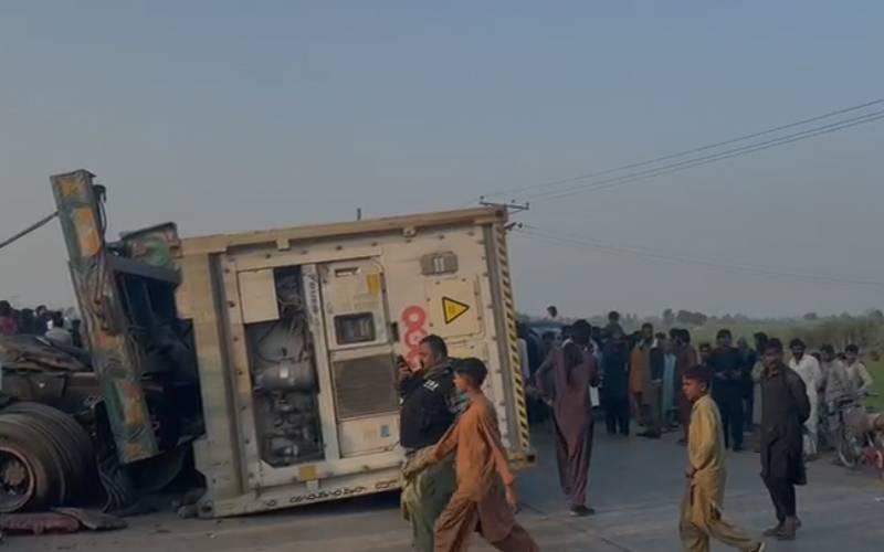 مٹیاری : ٹرالر اور وین میں تصادم سے 4مسافر جاں بحق،متعدد زخمی