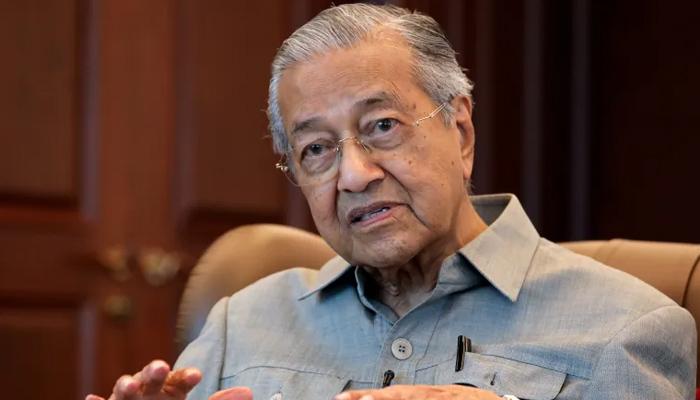 سابق ملائیشین وزیراعظم مہاتیر محمد گھر میں گرنے کے باعث فریکچر کا شکار، اسپتال منتقل