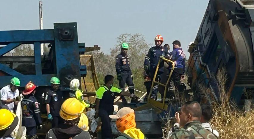 تھائی لینڈ: مسافر ٹرین پٹری پر گری کرین سے ٹکرا گئی، 22 افراد ہلاک