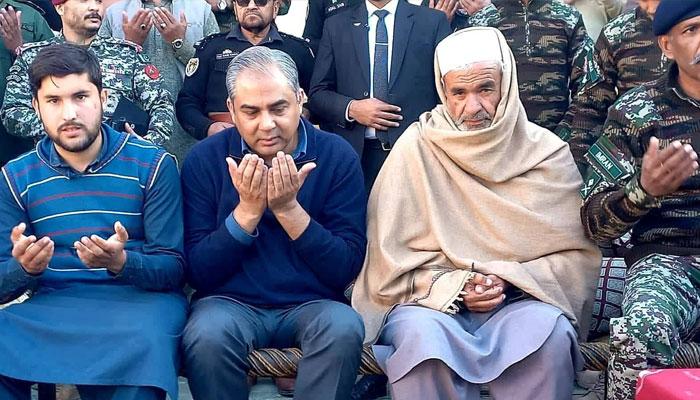 وزیر داخلہ محسن نقوی کا لنڈی کوتل کا دورہ، شہیدکیپٹن عباس خان کے اہلخانہ سے تعزیت کی