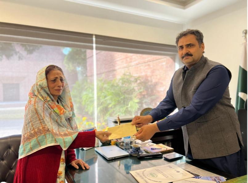 پنجاب حکومت نے نامور اسٹیج اداکارہ عابدہ بیک کو پانچ لاکھ روپے کا امدادی چیک دے دیا