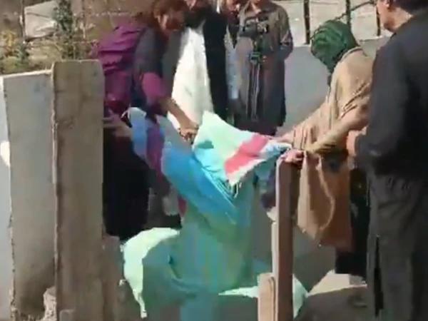  بانی پی ٹی آئی عمران خان  کی بہن نورین نیازی نالے میں گر گئیں