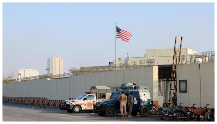  امریکی میرینز نے کراچی میں قونصل خانے پر دھاوا بولنے والے مظاہرین پر فائرنگ کی ،رائٹرز