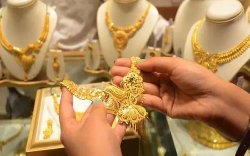 ایک روز کے اضافے کے بعد سونا اچانک ہزاروں روپے سستا ، فی تولہ کتنے کاہوگیا؟