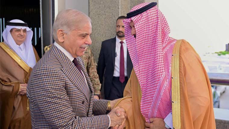 وزیر اعظم سعودی عرب پہنچ گئے، ولی عہد سے ملاقات اور علاقائی صورتحال پر تبادلہ خیال ہونگا