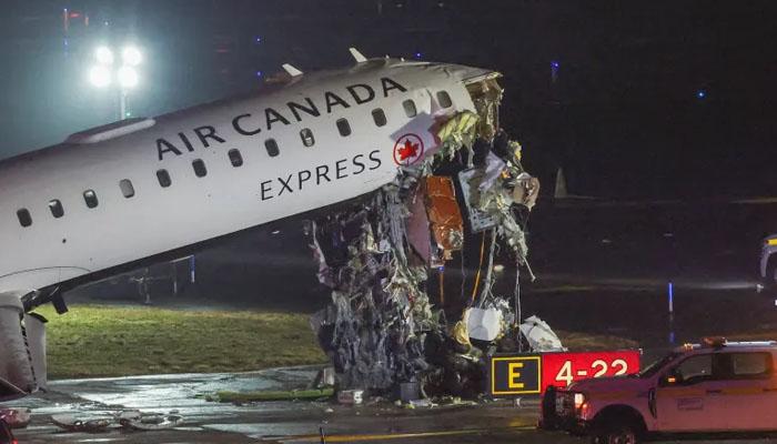 نیویارک: ائیرپورٹ پرکینیڈین ائیرلائنز کا جہاز لینڈنگ کے دوران فائر ٹرک سے ٹکرا گیا، دونوں پائلٹ ہلاک