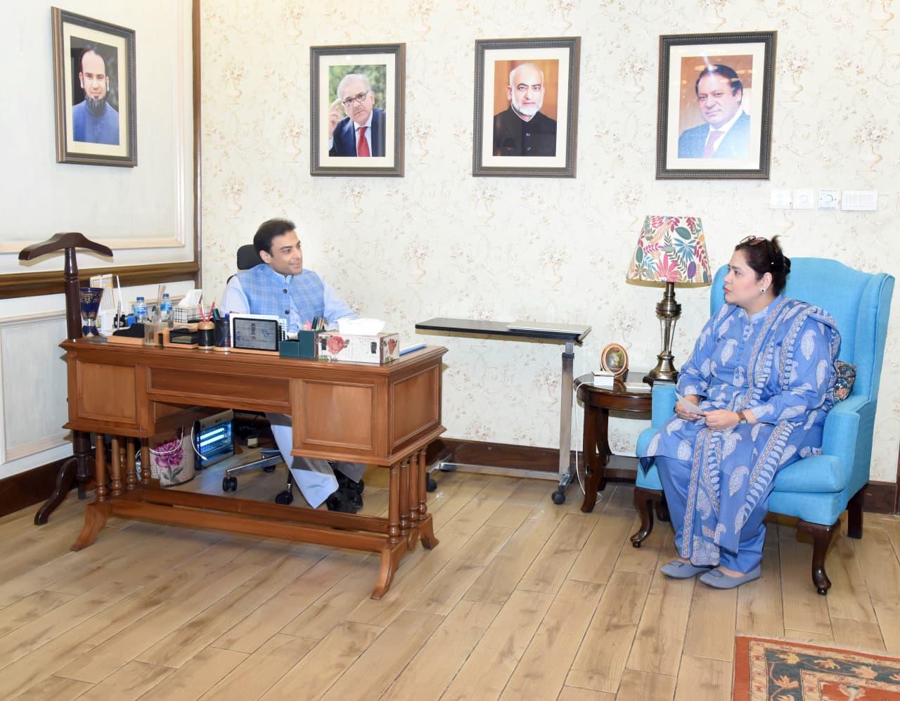 Dr. Lubna Zaheer briefs Hamza Shahbaz Sharif on academic progress and future plans of Film & Broadcasting Department