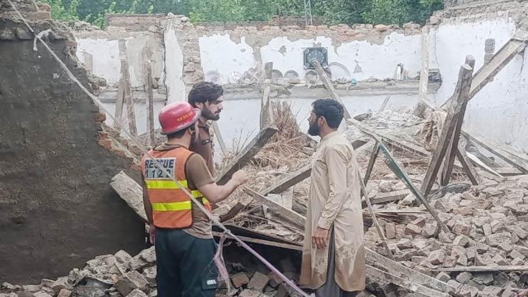 Heavy rain in Khyber Pakhtunkhwa causes roofs and salls to collapse, 17 Dead