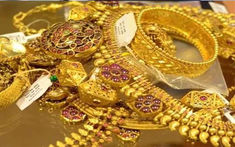 کاروباری ہفتے کے پہلے روز سونا اچانک ہزاروں روپے سستا ،نئی قیمت کیاہو گئی؟