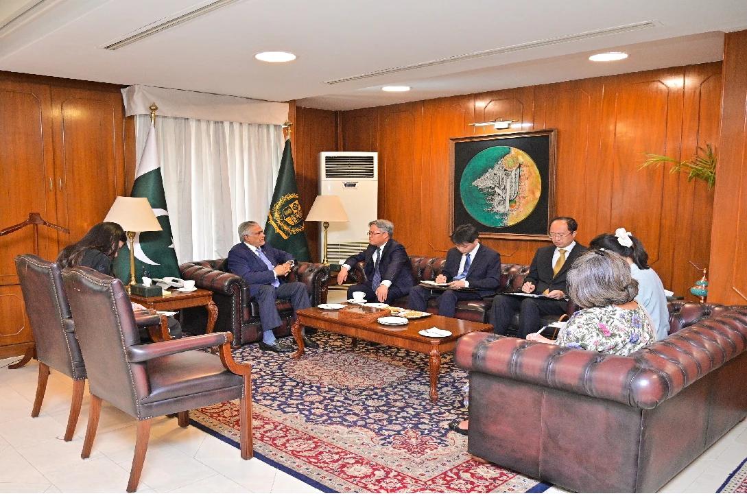 وزیرخارجہ اسحا ق ڈار سے چینی سفیر کی ملاقات، علاقائی و عالمی صورتحال پر تبادلہ خیال