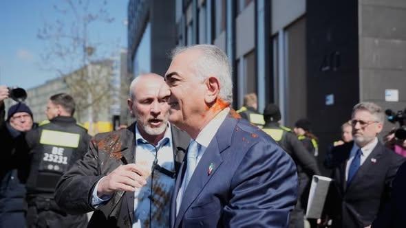 جلا وطن ایرانی رہنما رضا پہلوی ایک شخص نے سرخ مائع پھینک دیا،حملہ آور گرفتار