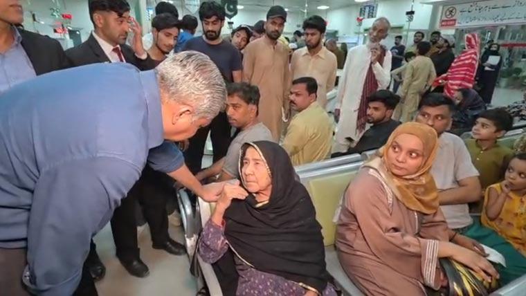 Interior Minister visits NADRA center in Lahore, Expresses anger over poor arrangements