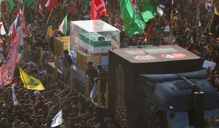 ایران کے شہید رہنما آیت اللہ خامنہ ای کی آخری رسومات کا جلوس عراق میں داخل، ہزاروں افراد کا مارچ