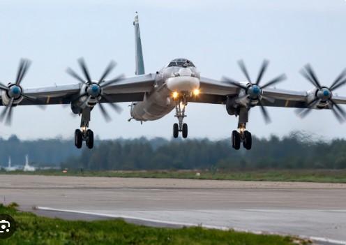 روس میں تربیتی پرواز کے دوران Tu-95 بمبار طیارہ گر کر تباہ،عملے کے 6 ارکان ہلاک