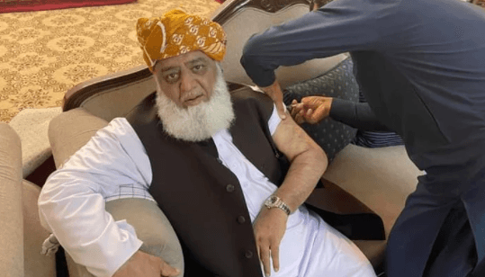 مولانا فضل الرحمان نے کورونا ویکسین  لگوالی