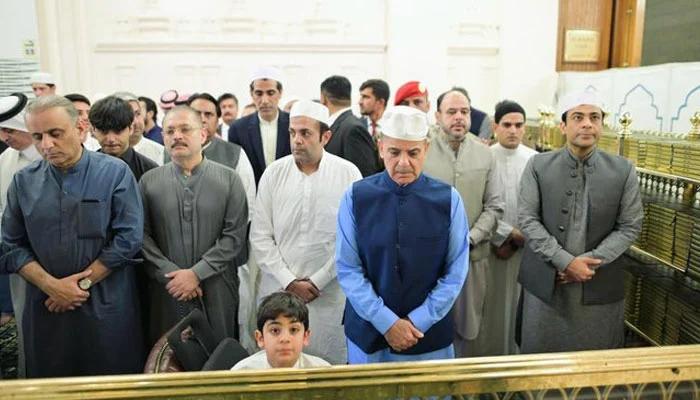 وزیراعظم کی وفد کے ہمراہ مسجد نبویﷺ میں حاضری، نوافل بھی ادا کیے