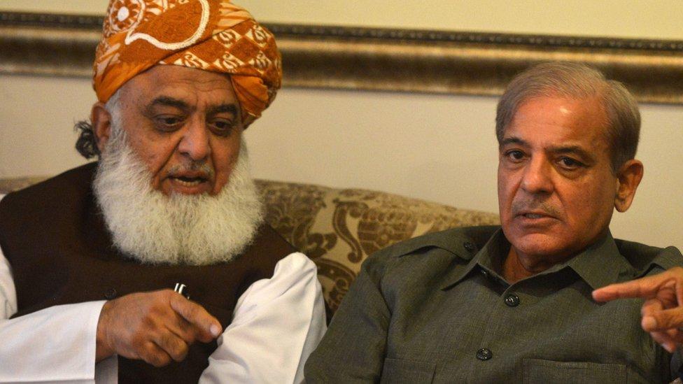 مولانا فضل الرحمان کا وزیراعظم سے رابطہ، حجاج کے مسائل کے حل کیلیے اقدامات کی درخواست