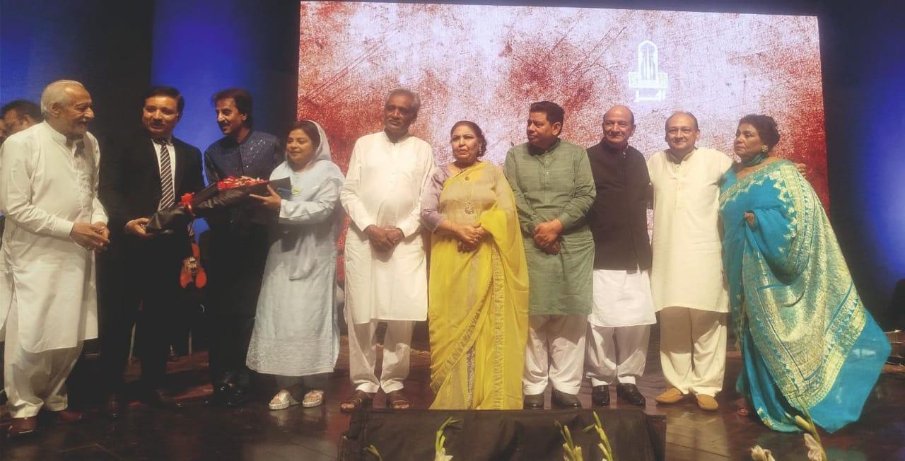 الحمرا آرٹس کونسل میں گلوکاروں کاعظیم موسیقار ایم اشرف کوان کے گیت گا کر خراج تحسین