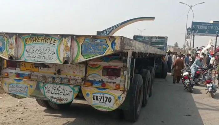 اوکاڑہ میں ٹرالر کی موٹر سائیکل کو ٹکر سے باپ، 2 بیٹے اور بیٹی جاں بحق