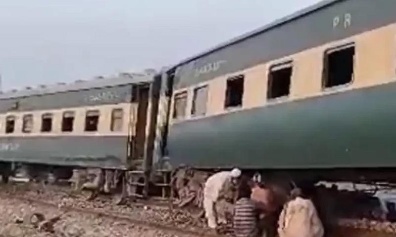 پاکستان ایکسپریس ٹرین کی 2 بوگیاں بہاولپور کے قریب ٹریک سے اتر گئیں، ٹریفک معطل