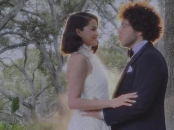 معروف امریکی گلوکارہ سلینا گومز نے بینی بلانکو کیساتھ شادی کر لی