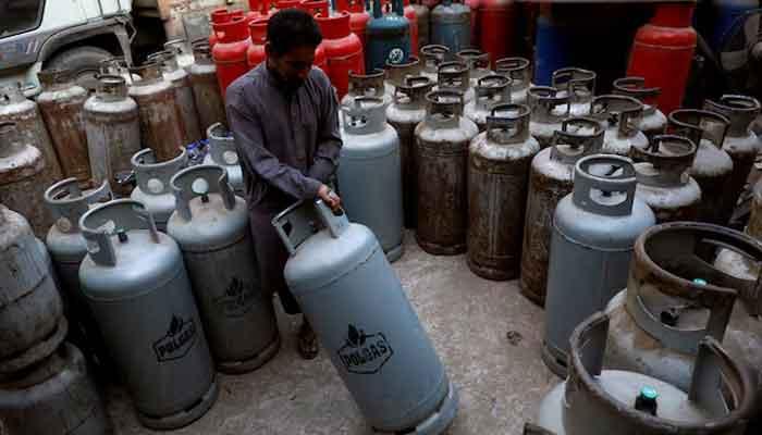 ایل پی جی مزید سستی، گھریلو سلنڈر کی قیمت میں 79 روپے کی کمی