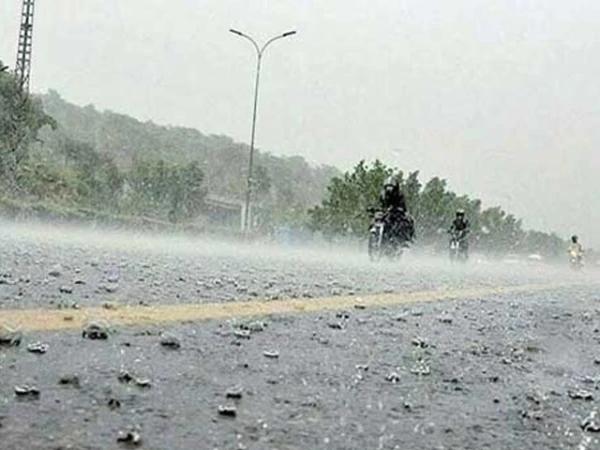 ملک کے مختلف شہروں میں صبح سویرے بارش اور ژالہ باری سے موسم میں خنکی کا احساس
