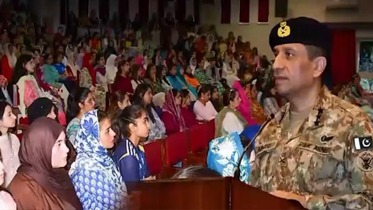 ڈی جی آئی ایس پی آر کاکنیئرڈ کالج فار ویمن یونیورسٹی کا دورہ، اساتذہ اور طالبات سےخصوصی گفتگو