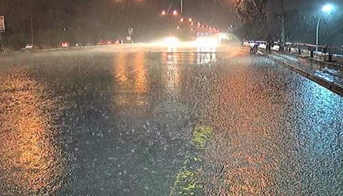 لاہور سمیت پنجاب کے مختلف علاقوں میں تیز ہواؤں کے ساتھ بارش، موسم میں ٹھنڈ کا احساس