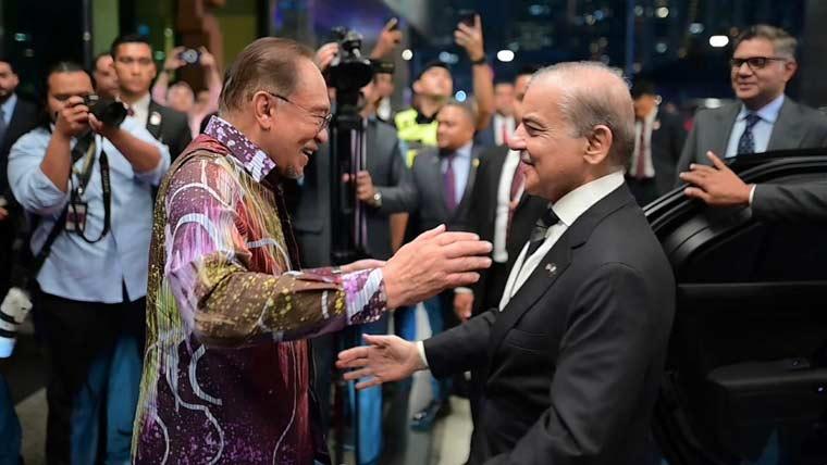 وزیراعظم شہباز شریف 2 روزہ دورے پر ملائیشیا پہنچ گئے، ائیرپورٹ پر شاندار استقبال