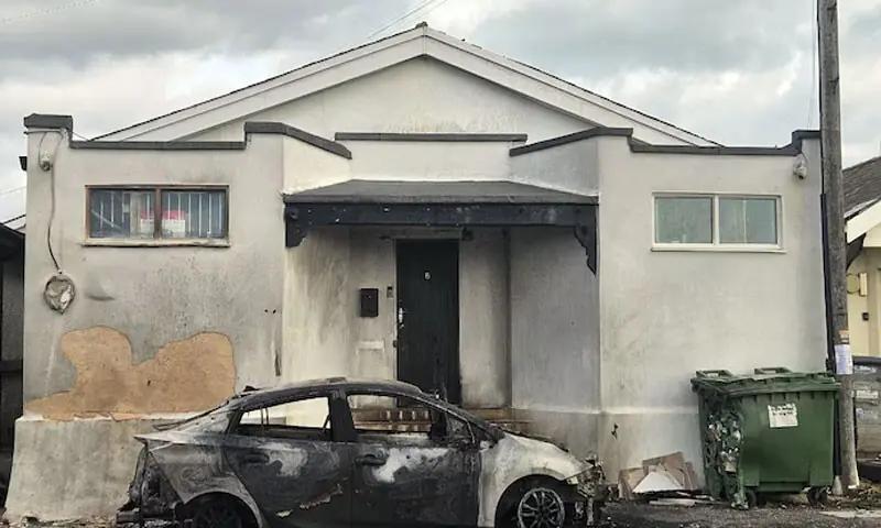 برطانیہ کے جنوبی ساحلی علاقے پیس ہیون میں ایک مسجد کو ہفتے کی شب آگ لگا دی گئی
