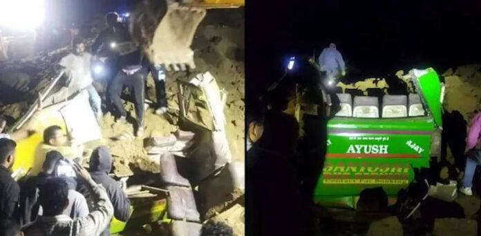 بھارتی ریاست ہماچل پردیش میں مسافر بس کے لینڈ سلائیڈنگ کی زد میں آنے سے 17 افراد ہلاک
