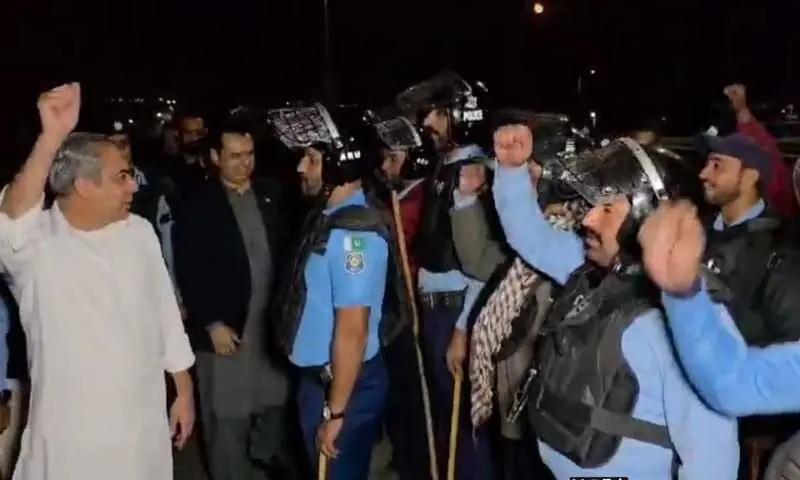 فیض آباد میں محسن نقوی اور طلال چوہدری کا سیکیورٹی جائزہ، اہلکاروں کا حوصلہ بڑھایا