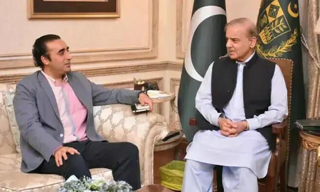 بلاول بھٹو زرداری کی وزیراعظم شہباز شریف سے اہم ملاقات، سیاسی کشیدگی پر بات چیت