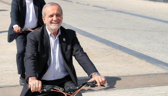 ایرانی صدر کی اصفہان میں سائیکل سواری کی ویڈیوسوشل میڈیا پر وائرل