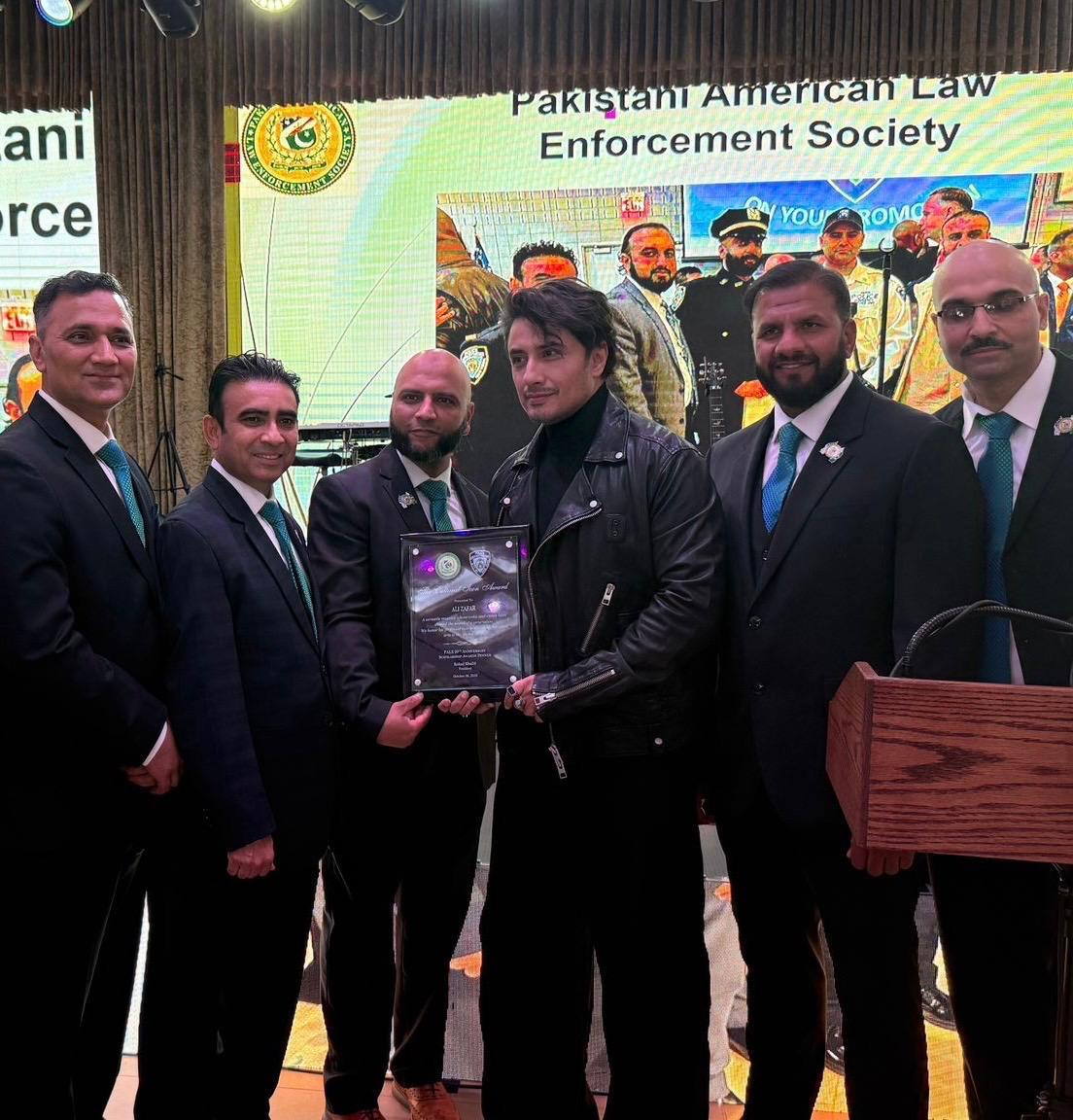 عالمی شہرت یافتہ گلوکارعلی ظفر نے ’’کلچرل آئیکون ایوارڈ‘‘ اپنے نام کرلیا